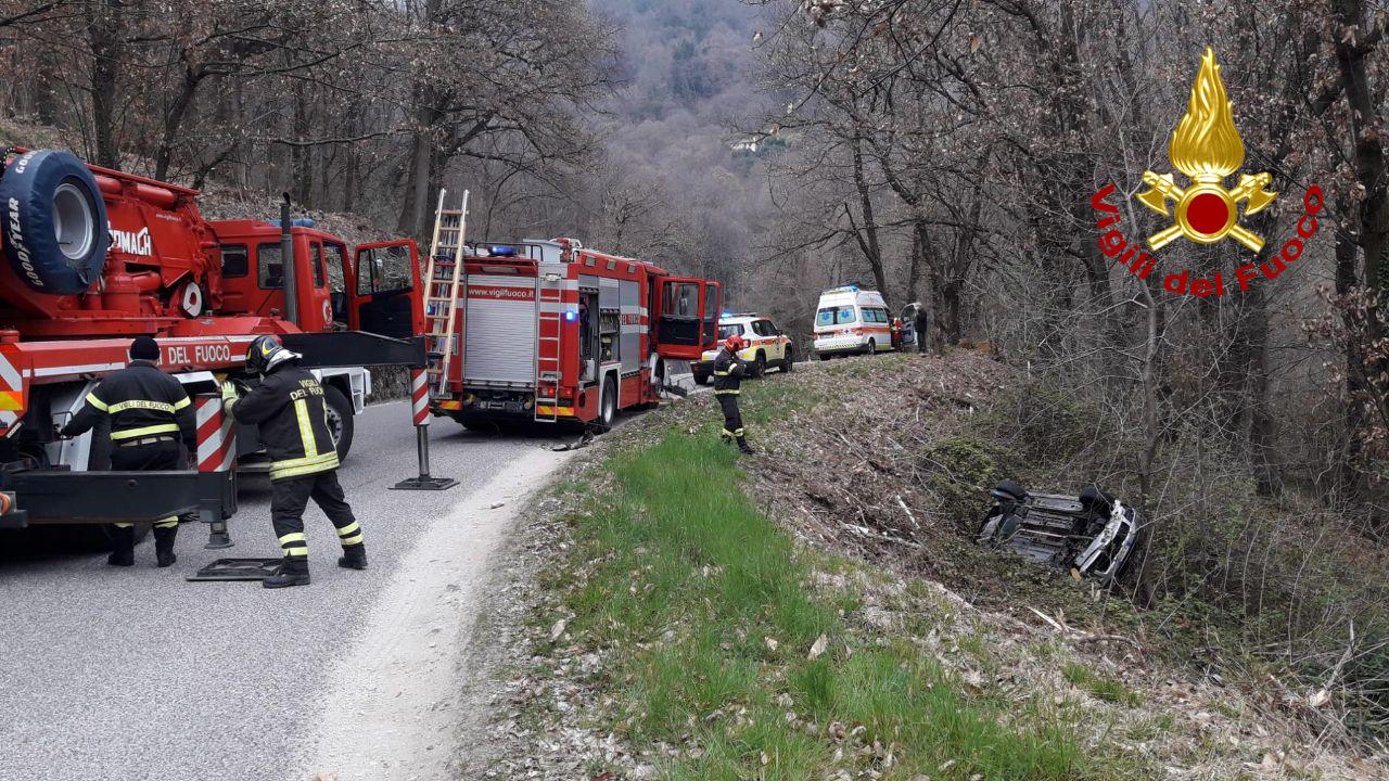 Incidente a Valdobbiadene, fuori strada con l’auto: un ferito