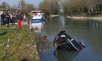 Barboncino incastrato nell'auto che affonda nel Sile, il proprietario disperato si tuffa ma non riesce a salvarlo