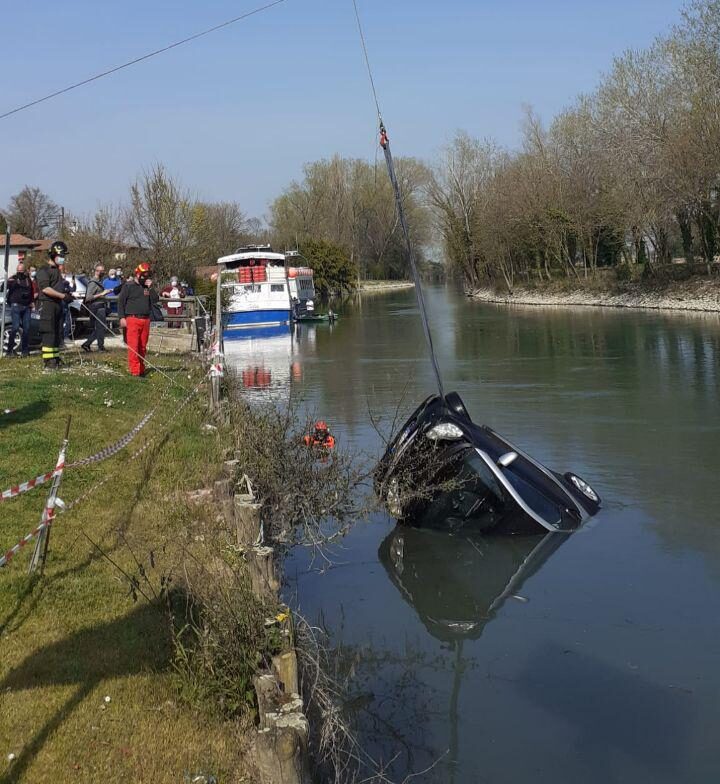 Barboncino incastrato nell’auto che affonda nel Sile, il proprietario disperato si tuffa ma non riesce a salvarlo