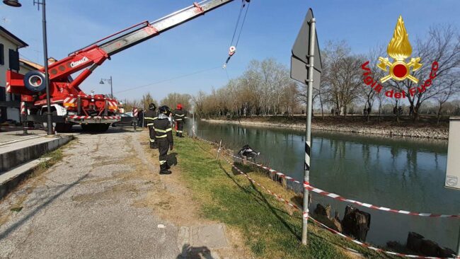 Barboncino incastrato nell'auto che affonda nel Sile, il proprietario disperato si tuffa ma non riesce a salvarlo