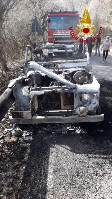 Revine Lago, incendio sterpaglie partito dall'auto: intervengono i Vigili del fuoco