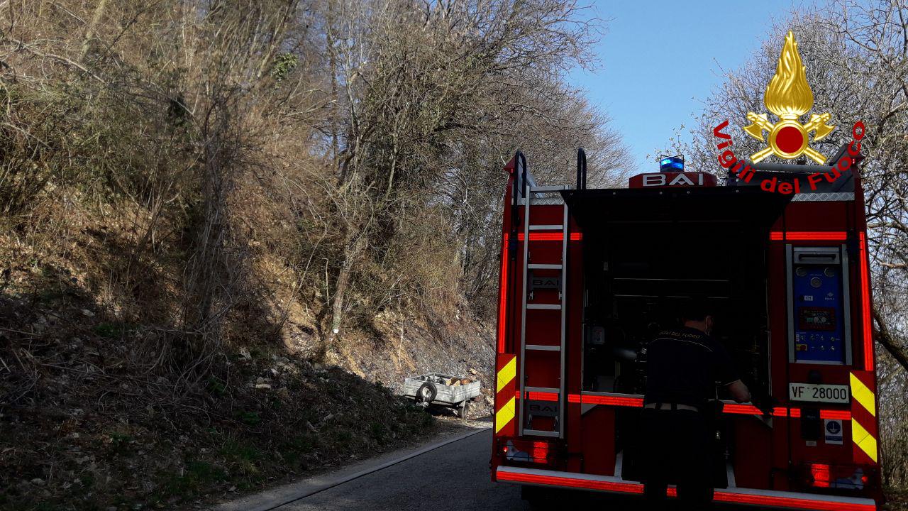 Revine Lago, incendio sterpaglie partito dall’auto: intervengono i Vigili del fuoco