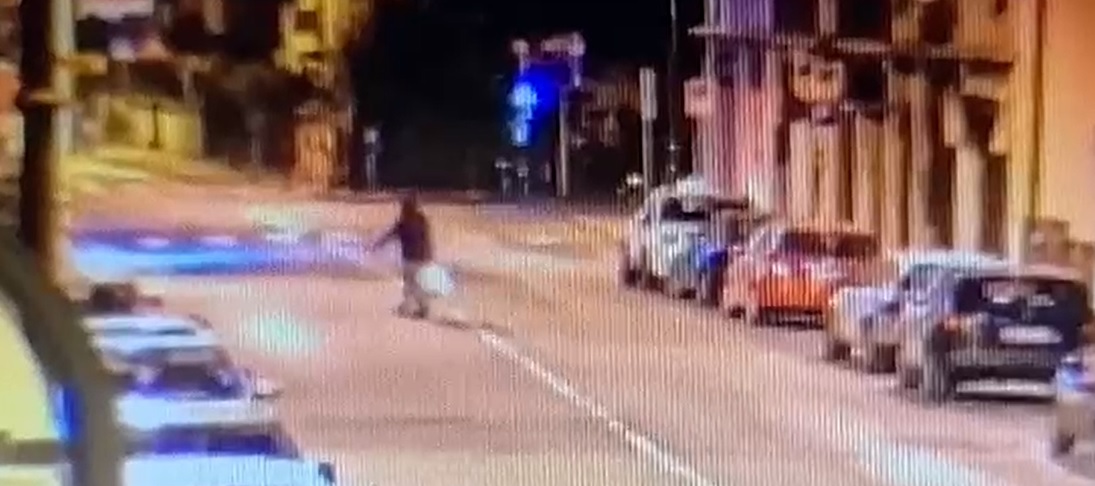 Ecco il filmato dell’eco vandalo recidivo in azione a Treviso: “Sì, sono stato io”
