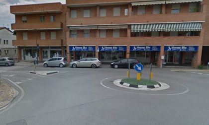 In rotonda contromano, ciclista ubriaca si schianta contro l'auto della Polizia locale