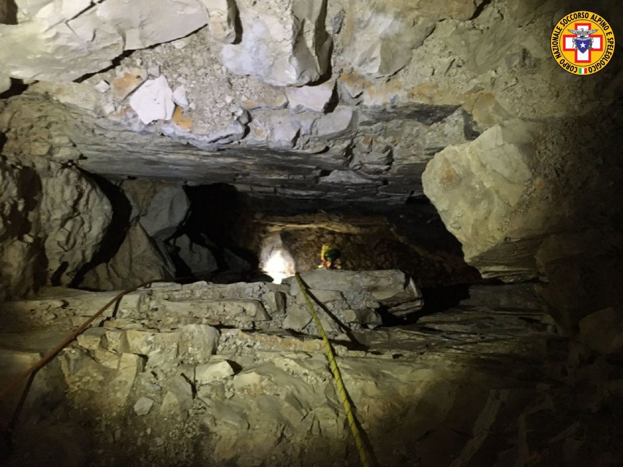 Bambina di 4 anni precipita in un pozzo di 15 metri dentro una grotta