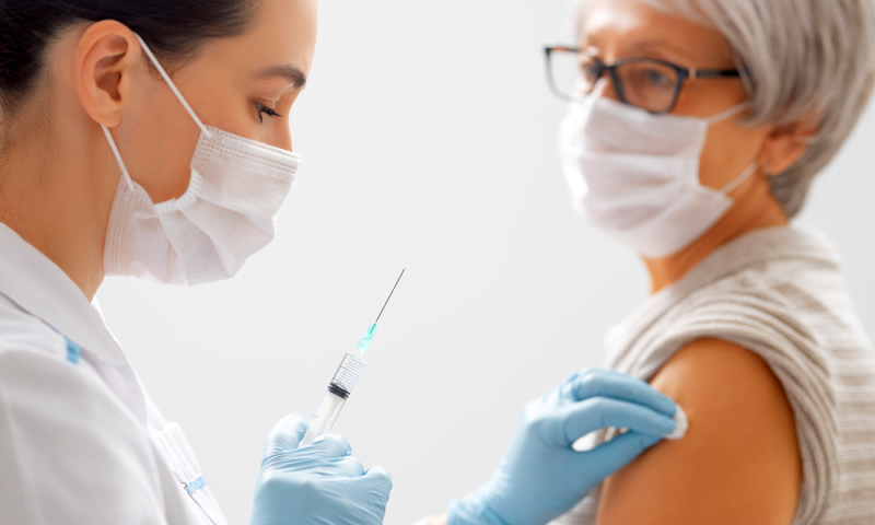 AstraZeneca, arrivato l’ok di Ema: “Via libera al vaccino”