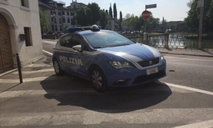 Raid vandalico al parcheggio "Dal Negro", stemmi rubati a diverse auto di lusso