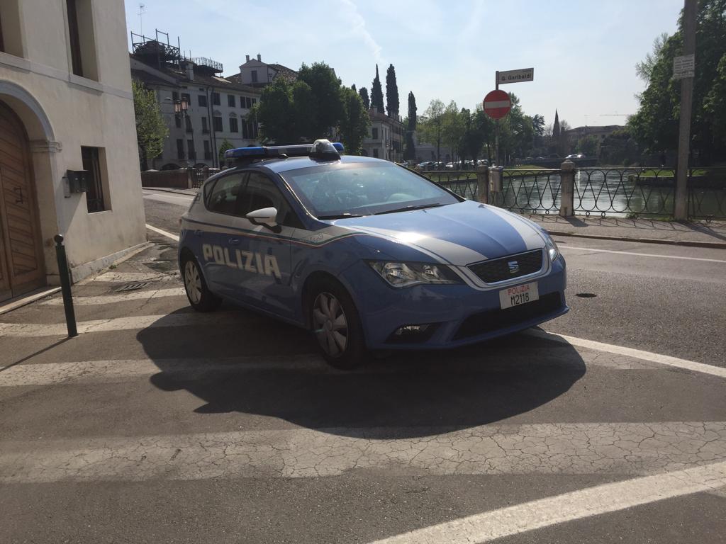 Raid vandalico al parcheggio “Dal Negro”, stemmi rubati a diverse auto di lusso