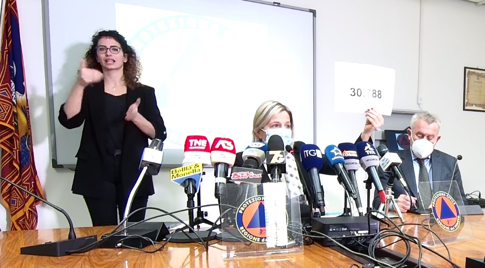 Contagi Veneto, già aperti nuovi reparti Covid e terapie intensive. Scuole, chiuso un altro distretto