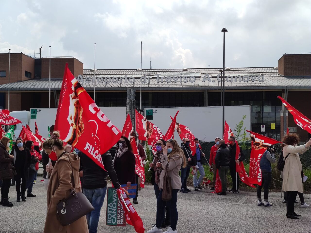 Aeroporto Canova, video e foto del presidio dei lavoratori per chiedere certezze sul futuro