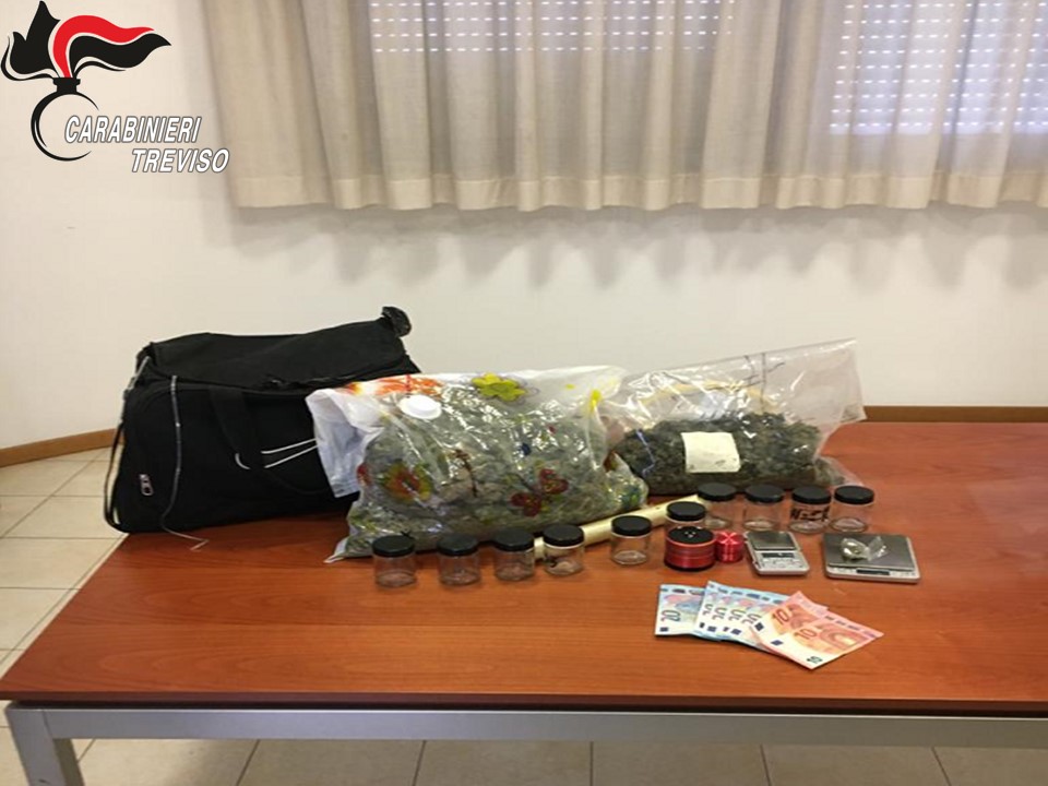 I Carabinieri arrivano a casa, lui cerca di scappare con la droga calandosi dalla finestra ma viene arrestato