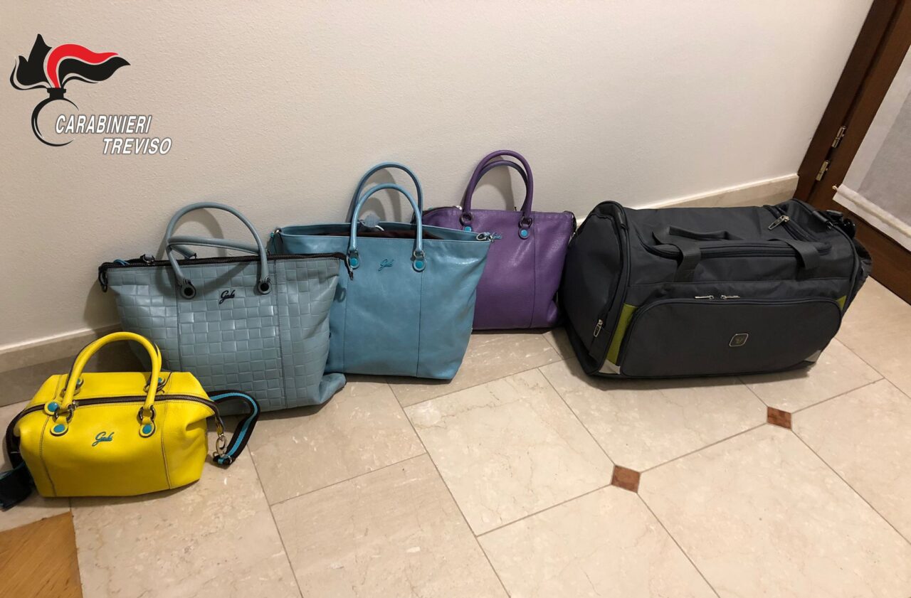 Rubano cinque borse del valore di 1500 euro, fermate tre giovani donne