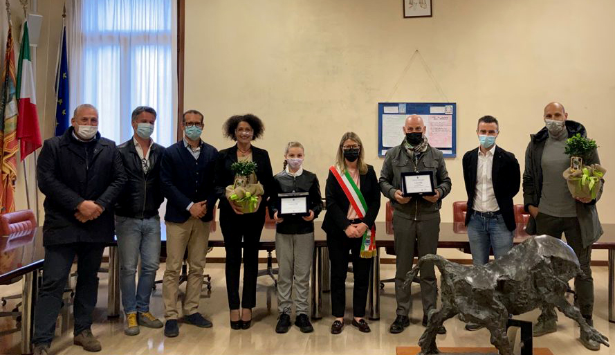 L’imprenditore che ripianta alberi e la piccola che dona i suoi capelli a chi è in terapia e li perde