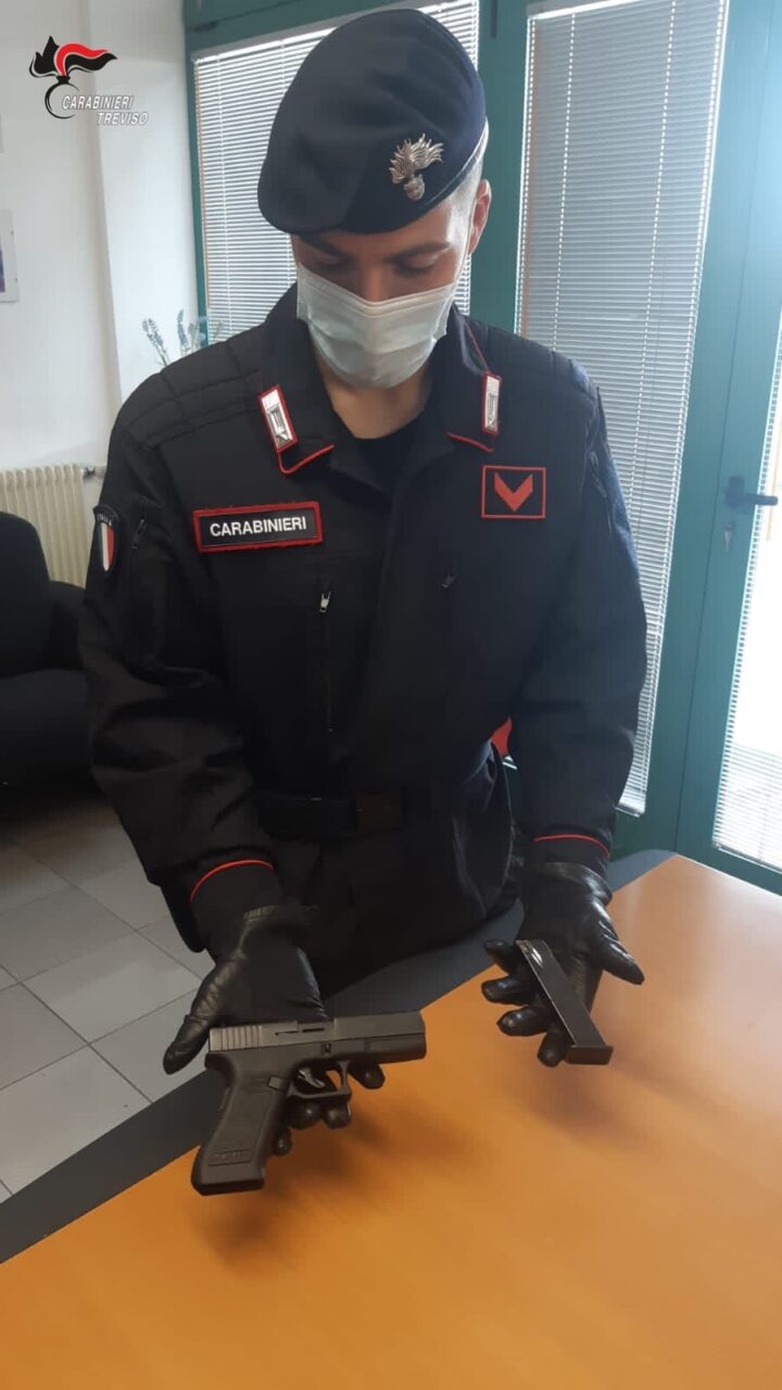 Fa il bullo sui social con la pistola finta, ma scatta la segnalazione: 20enne denunciato