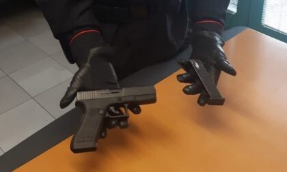 Fa il bullo sui social con la pistola finta, ma scatta la segnalazione: 20enne denunciato