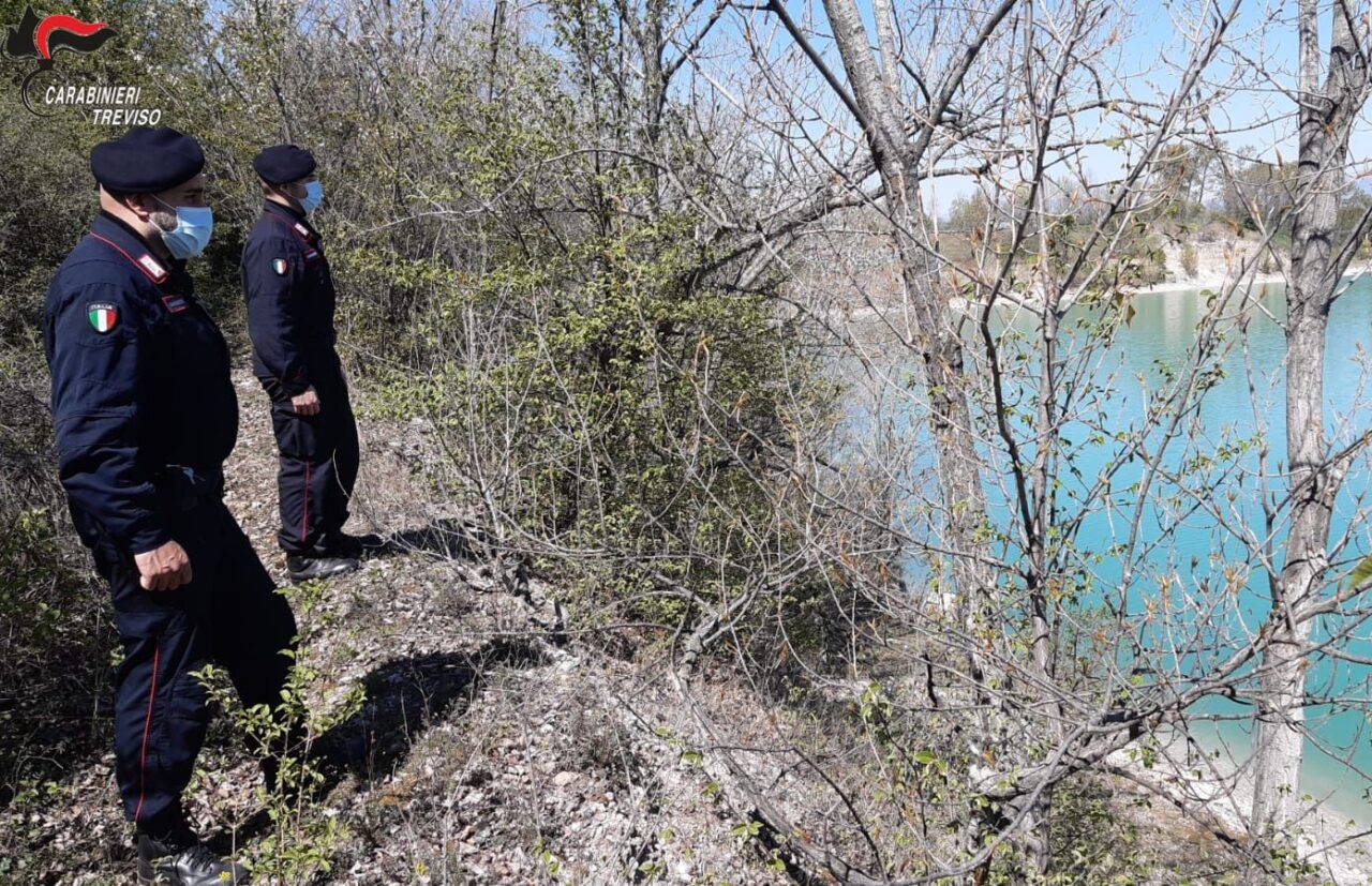 Tuffi “proibiti” nelle acque gelide della cava: denunciati due giovani di Vedelago