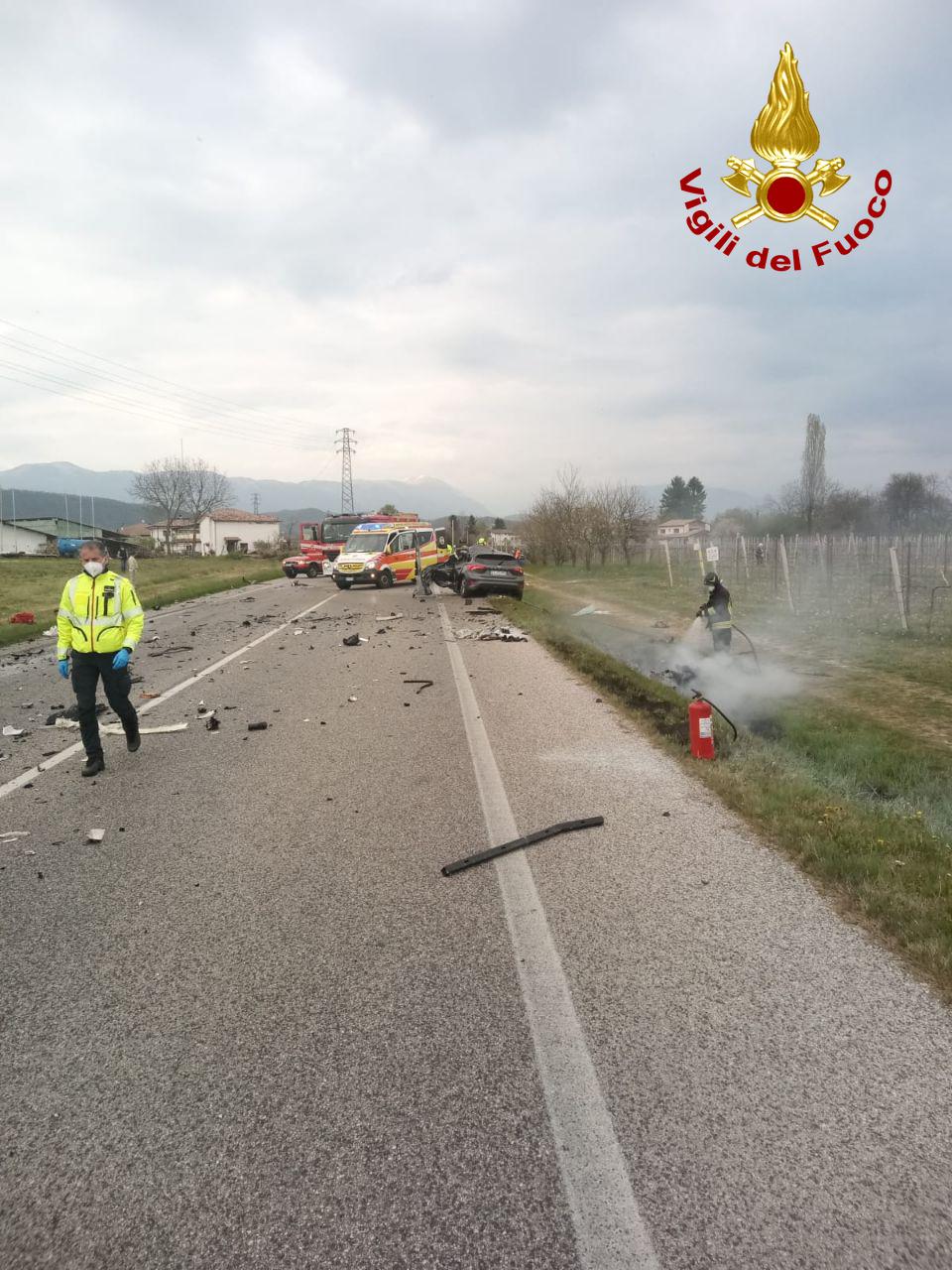 Le foto del terribile frontale a Pieve di Soligo: un morto