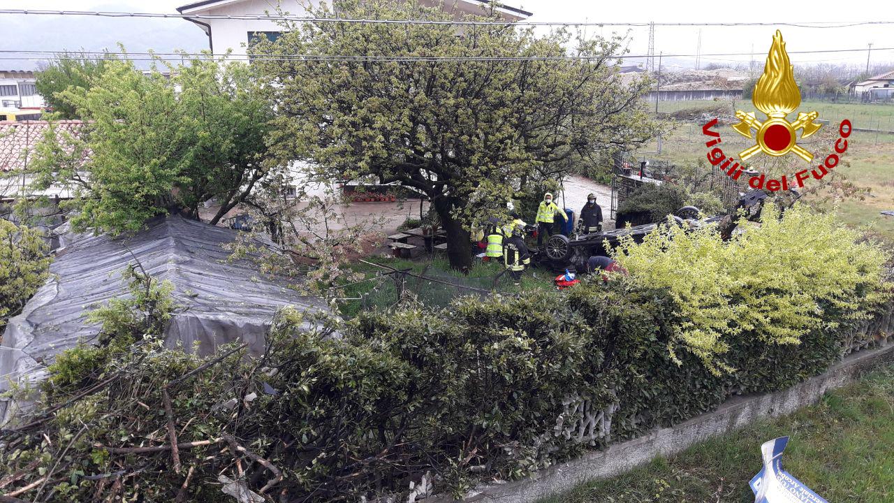 Paura a Caerano San Marco, auto piomba nel giardino di una casa e si ribalta: due feriti