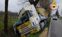 Camion fuori strada a Tezze di Piave: interviene l'autogrù dei pompieri