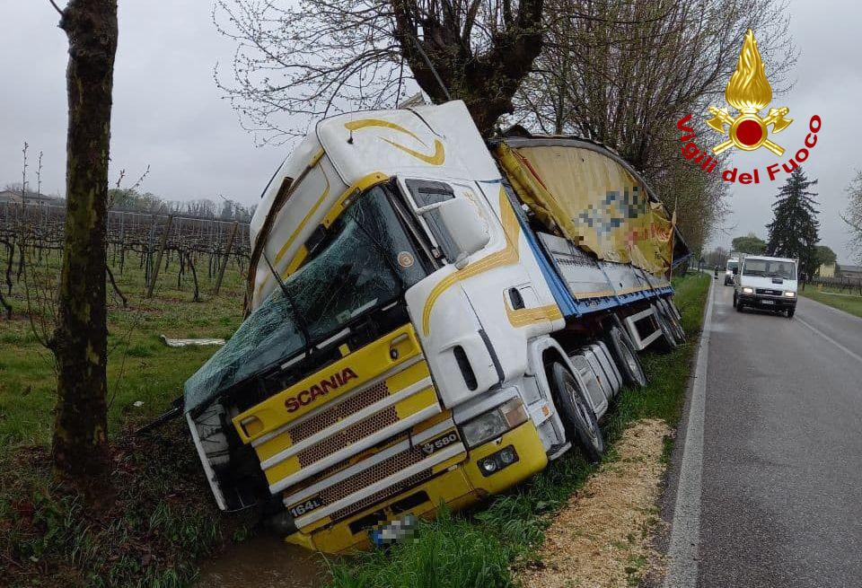 Camion fuori strada a Tezze di Piave: interviene l’autogrù dei pompieri