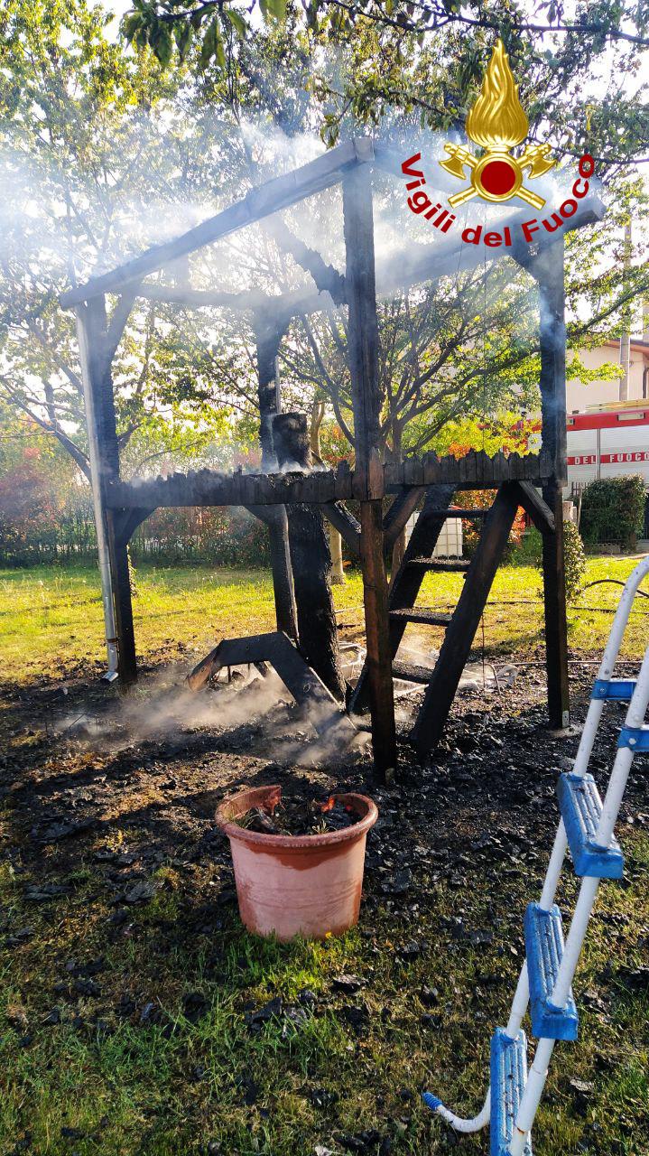La casetta sull’albero prende fuoco, paura a Montebelluna