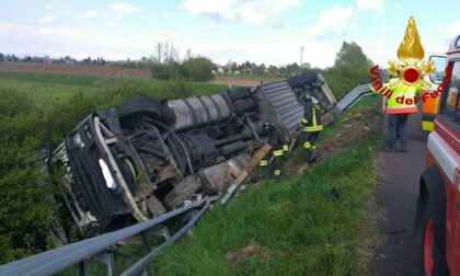 Autoarticolato che trasportava bobine di carta esce di strada sull'A4, ferito il conducente