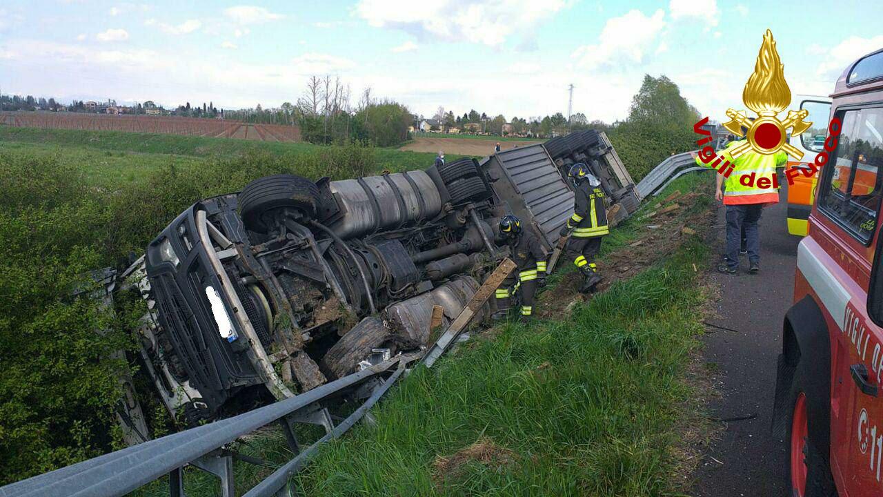Autoarticolato che trasportava bobine di carta esce di strada sull’A4, ferito il conducente