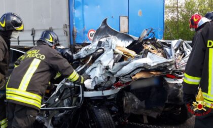 Le impressionanti foto dell'auto rimasta schiacciata tra due camion in autostrada: un morto