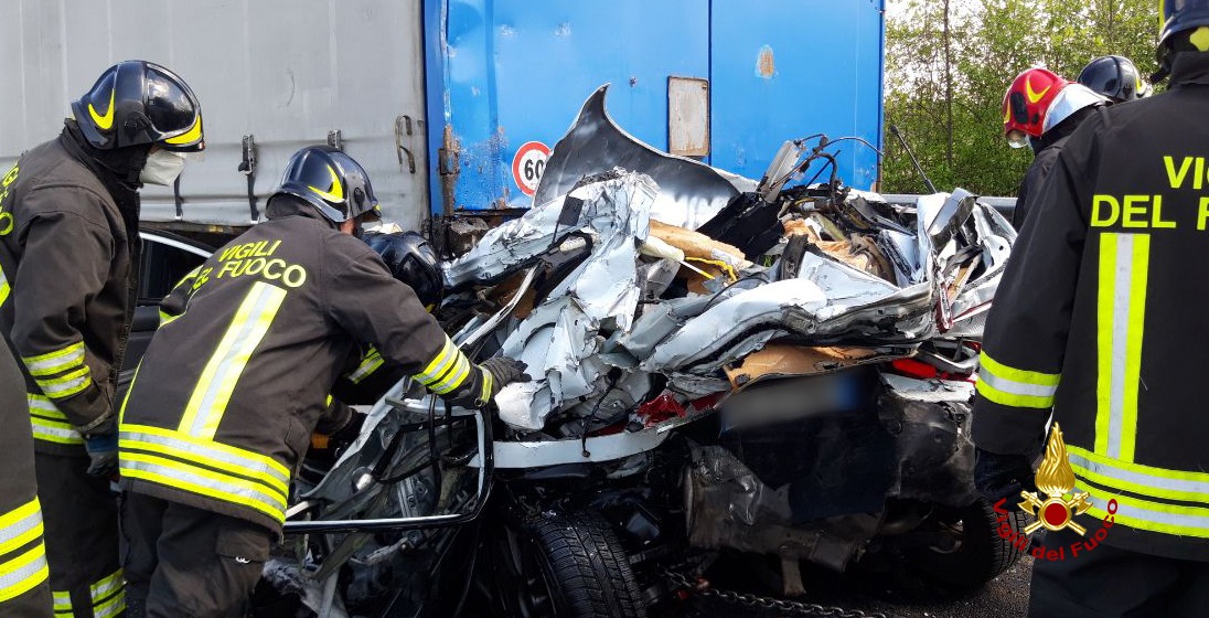 Le impressionanti foto dell'auto rimasta schiacciata tra due camion in autostrada: un morto