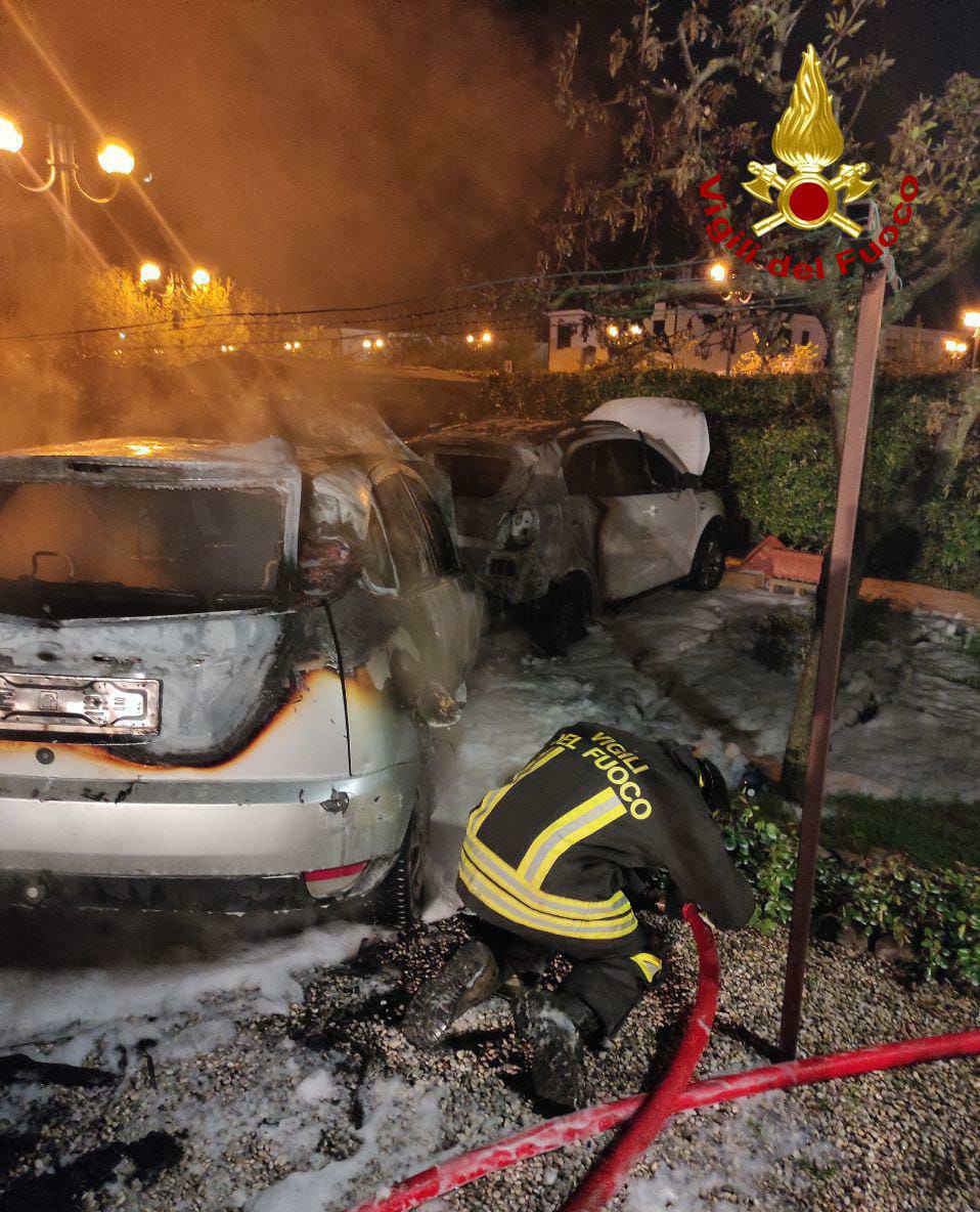 La notte di Preganziol “illuminata” dalle auto bruciate a San Trovaso: indagini in corso