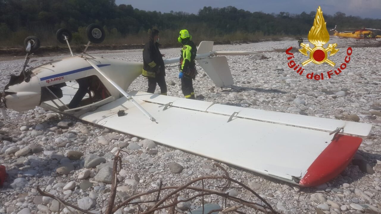 Video e foto dell’ultraleggero precipitato sul greto del Piave dopo l’atterraggio d’emergenza