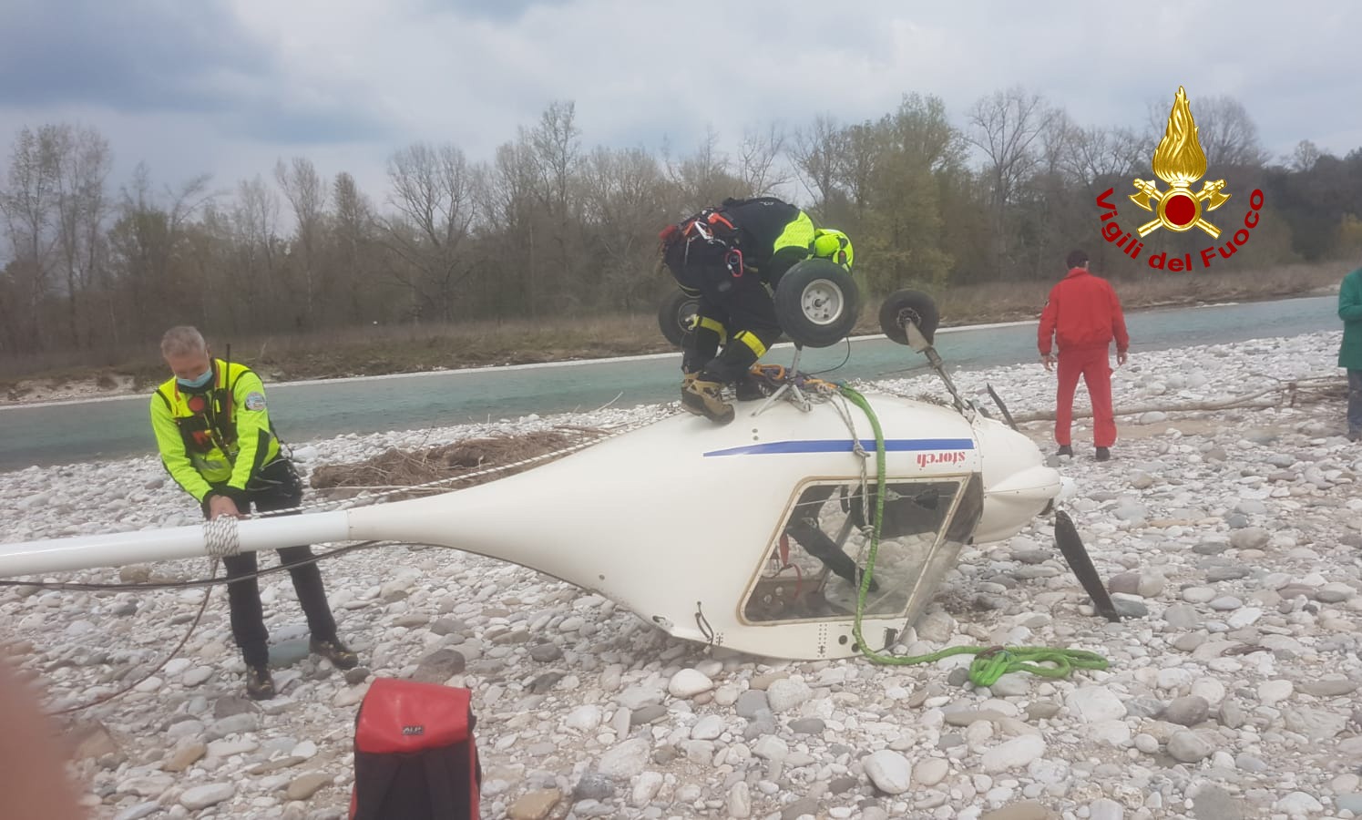 Le foto dell'ultraleggero precipitato sul greto del Piave dopo l'atterraggio d'emergenza