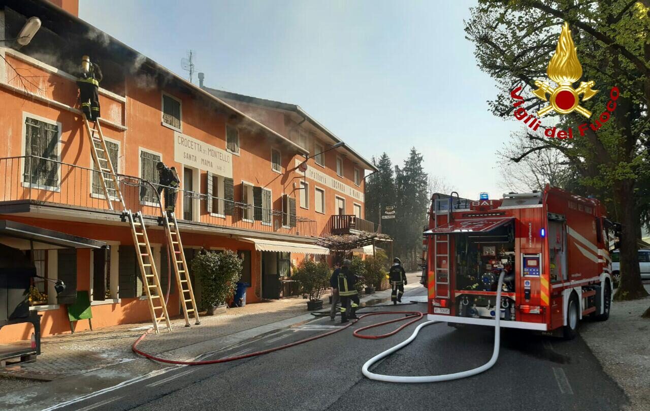 Santa Mama, principio d'incendio e fumo dai locali:  l'intervento dei Vigili del fuoco