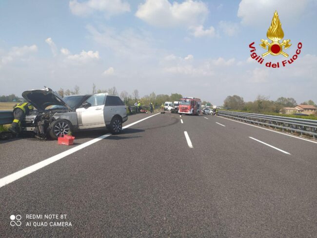 Grave incidente in autostrada, tre veicoli coinvolti: A27 chiusa in direzione sud