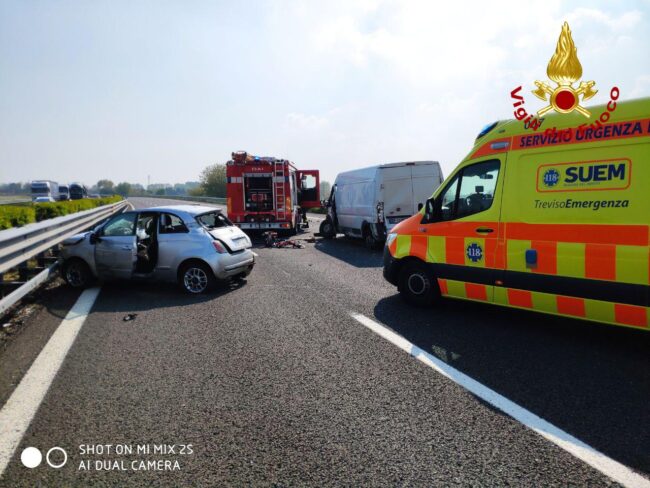 Grave incidente in autostrada, tre veicoli coinvolti: A27 chiusa in direzione sud