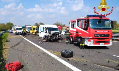 Grave incidente in autostrada, tre veicoli coinvolti: A27 chiusa in direzione sud