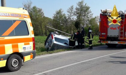 Le foto dell'auto finita nel fosso a Morgano: un ferito