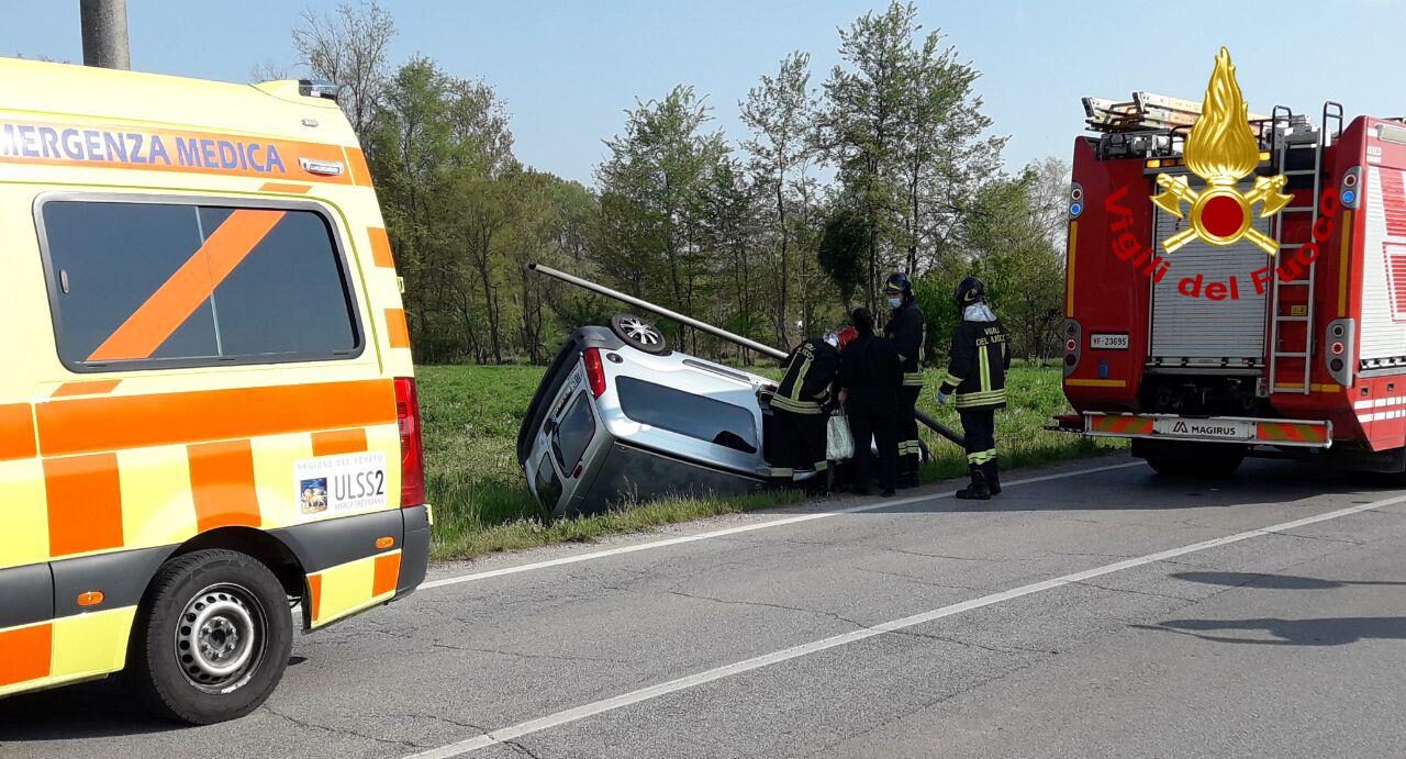 Le foto dell’auto finita nel fosso a Morgano: un ferito