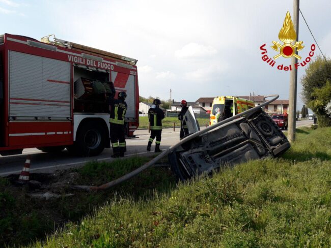 Le foto dell'auto finita nel fosso a Morgano: un ferito