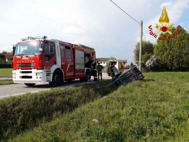 Le foto dell'auto finita nel fosso a Morgano: un ferito