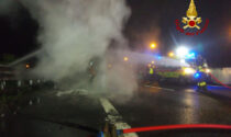 Il video del camion divorato dalle fiamme in A4: l'autista si salva per miracolo