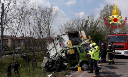 Tragedia a San Vendemiano, scontro tra auto e camion dei rifiuti: morta una 45enne