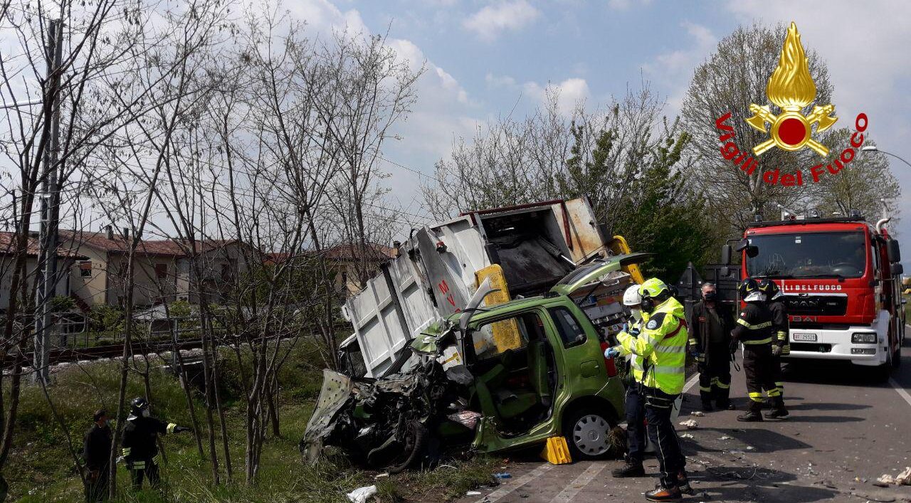 Tragedia a San Vendemiano, scontro tra auto e camion dei rifiuti: morta una 45enne