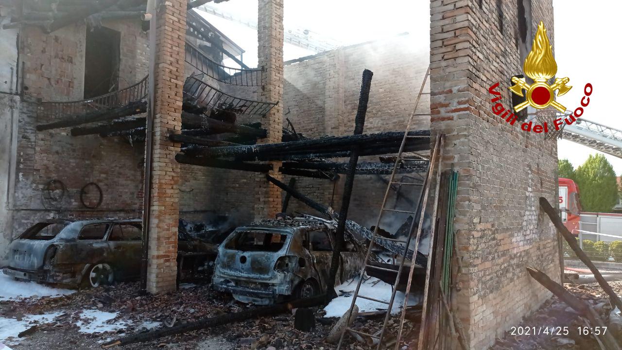 Il video e le foto dei danni provocati dall'incendio di Covolo: quattro residenti in ospedale