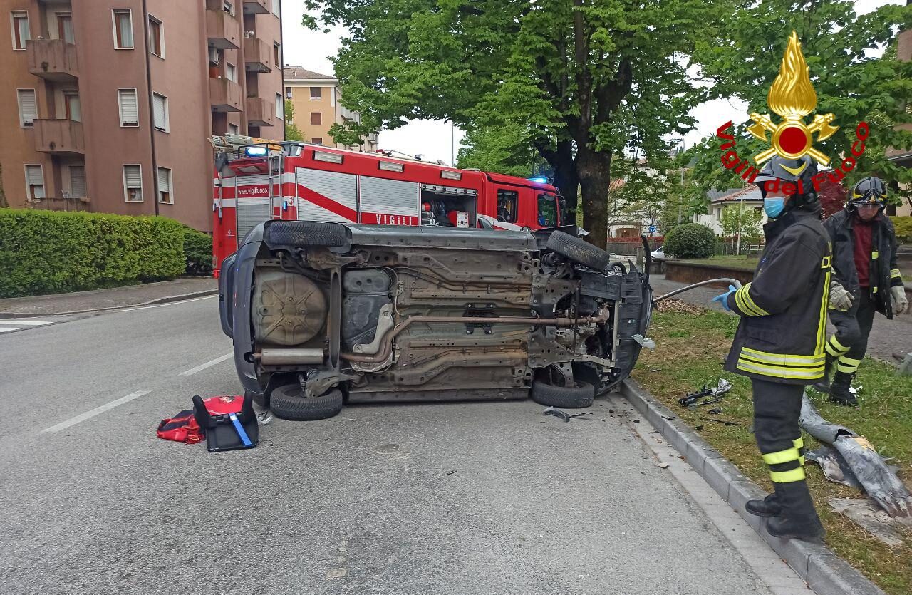 Conegliano, l’auto si ribalta e il guidatore resta incastrato: portato in ospedale