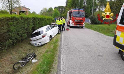 Ciclista investito da un'auto a Carbonera: ferito in modo grave