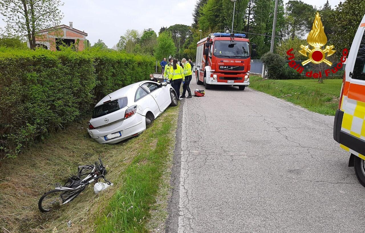 Ciclista investito da un’auto a Carbonera: ferito in modo grave