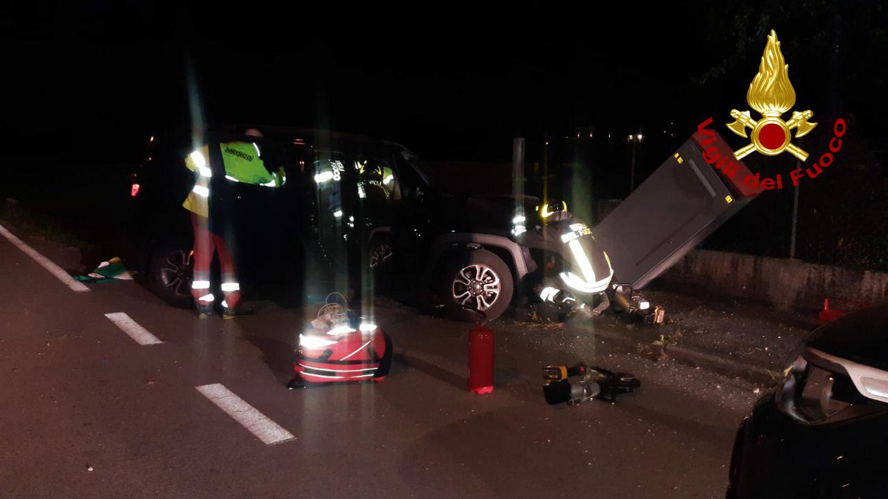 Casier, va fuori strada con l’auto e resta incastrata: liberata dai Vigili del fuoco