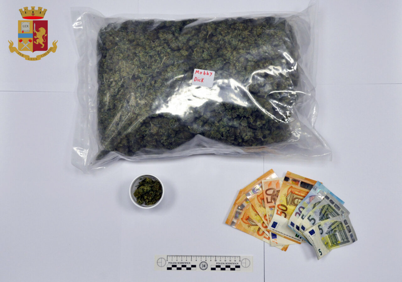 Tentano la fuga con un chilo di droga in auto, fermati e denunciati dalla Polizia