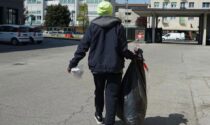 "Non lo faccio più": poi esce dai Vigili con il sacco dei rifiuti in mano e lo getta via di nuovo